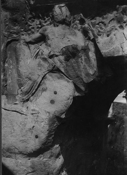 020186 - monumento - Arco di Settimio Severo, fronte est, fornice destro, rilievo del fiume raffigurato sopra al fornice, sulla parte destra; foto Accademia Americana, S. 75