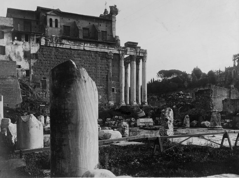 011190 - monumento - Basilica Emilia, ripresa dall' angolo nord con ripresa di parte del tempio di Antonino e Faustina. Neg. serie Film nÂ°1252