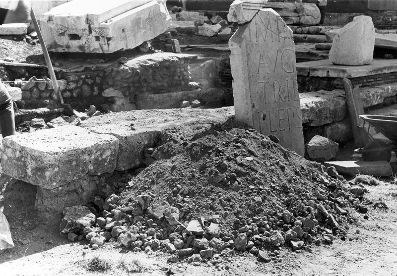 012217 - scavo archeologico - Iscrizione dedicatoria all'imperatore Augusto rinvenuta durante gli scavi alla Basilica Emilia. Senza negativo