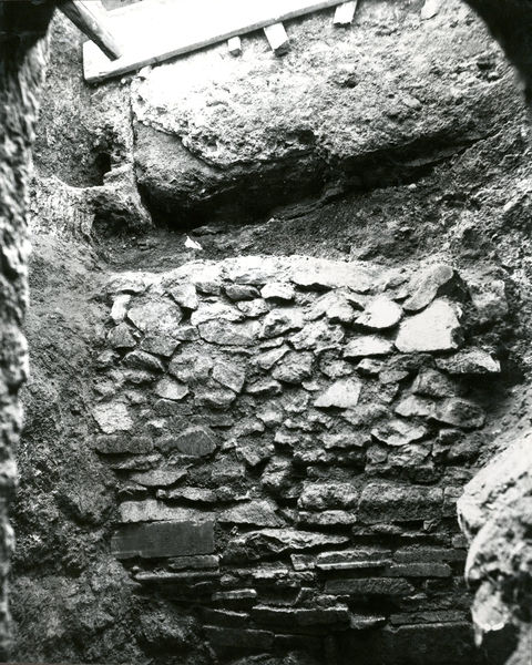 002759 - scavo archeologico - Casa di Livia, particolare del pozzo quadrangolare P scoperto durante la campagna scavi dell'Arch. Ciacchi nel 1909. Riferimenti bibliografici: Carettoni, G.F, in NsC 1957 p. 74

Neg. serie C nÂ°375