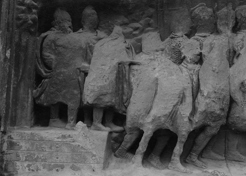 020201 - monumento - Arco di Settimio Severo, fronte est, il pannello storico destro; foto Accademia Americana, E. 11, ripr. film 2930