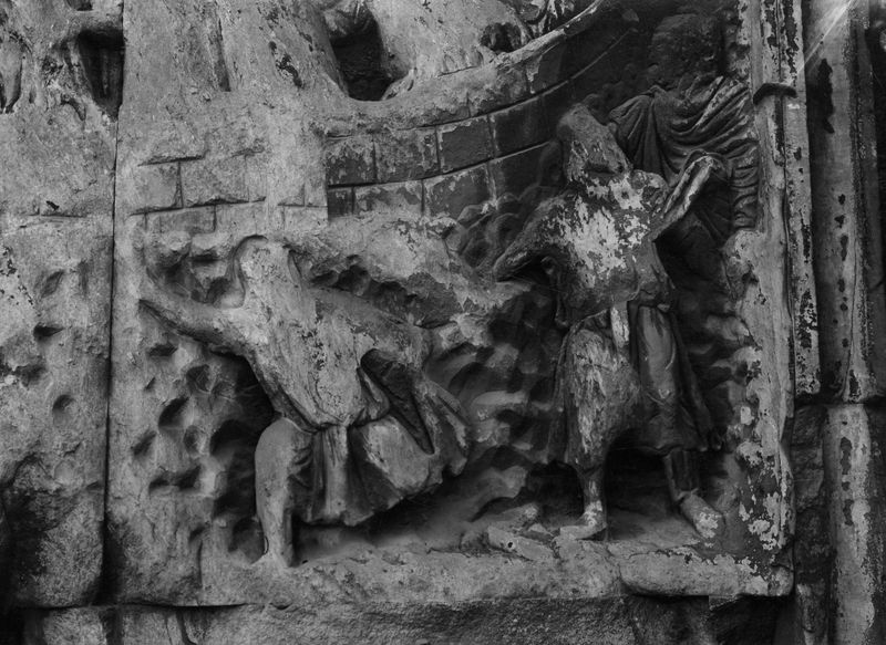 020208 - monumento - Arco di Settimio Severo, fronte est, il pannello storico destro; foto Accademia Americana, E. 19, ripr. film 2930