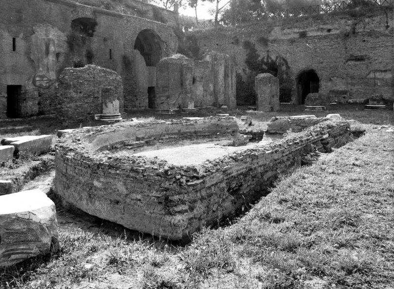 006298 - monumento - Stadio di Domiziano, fontana: fontana di forma semicircolare in laterizio, lato nord. Sullo sfondo i resti del portico. Neg. serie Film nÂ° 1474