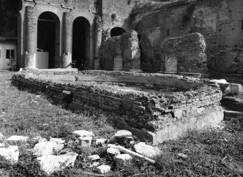 006299 - monumento - Stadio di Domiziano, fontana: fontana di forma semicircolare in laterizio, lato nord. Sullo sfondo i resti del portico. Neg. serie Film nÂ° 1474