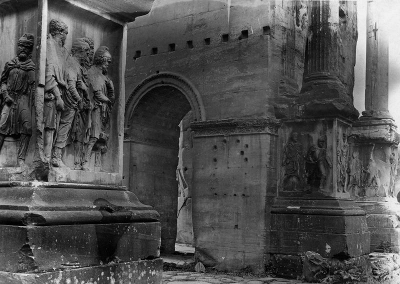 020170 - monumento - Arco di Settimio Severo, fronte est, secondo pilastro da sinistra, con passaggio dal Fornice centrale a quello destro; nella parte destra della foto i due piedistalli ai lati del Fornice destro.