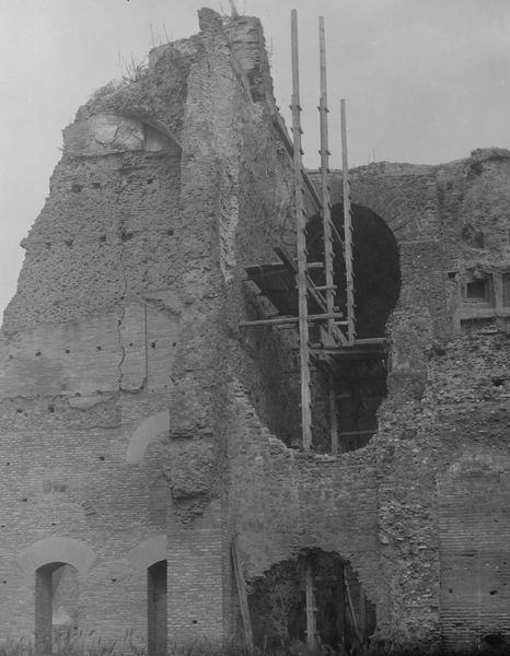 006270 - monumento - Stadio di Domiziano, edifici dietro l'esedra imperiale: veduta frontale con impalcature (aprile 1926).
Negativo serie E nÂ° 2130