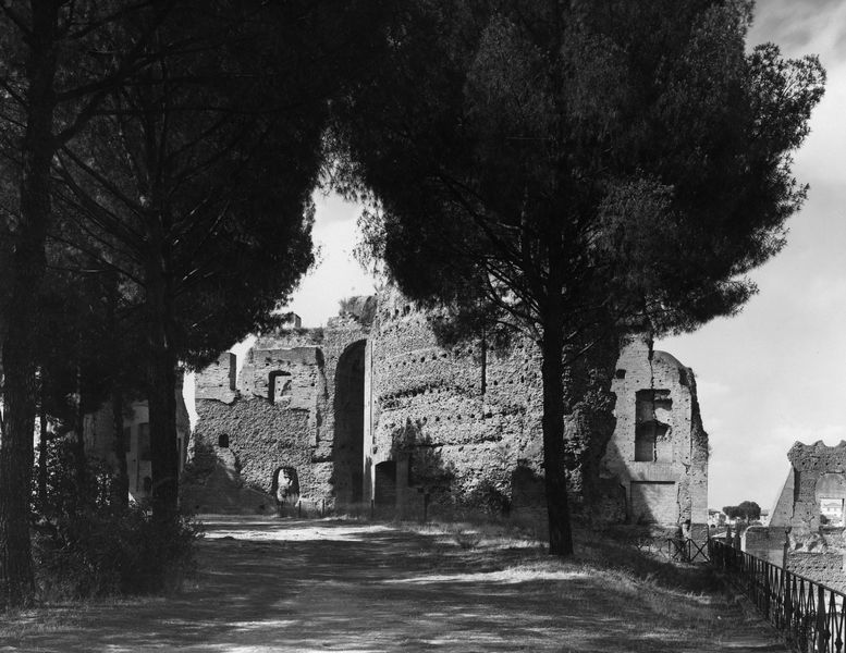006277 - monumento - Stadio di Domiziano, edifici dietro l'esedra imperiale: veduta generale di parte dell'emiciclo del palco imperiale e ambienti annessi (luglio 1949). Neg. serie D (Gabinetto Fotografico Nazionale) 