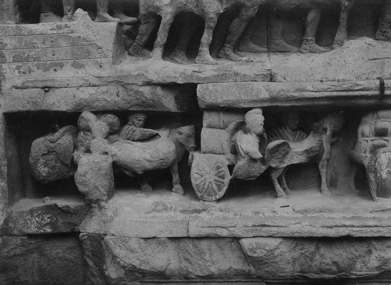 020190 - monumento - Arco di Settimio Severo, fronte est, particolare delle fasce decorative che corrono sopra al fornice destro; foto Accademia Americana, F. 11, ripr. film 2930