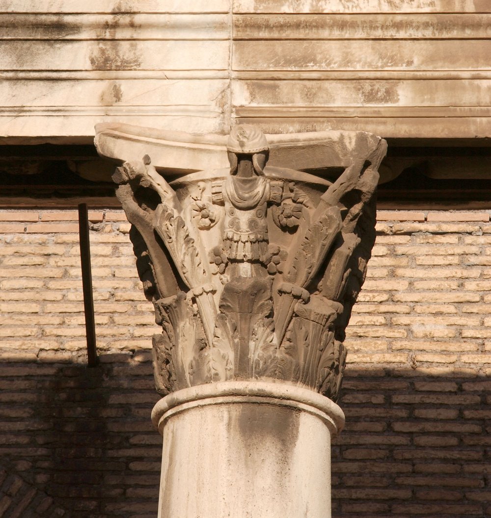 capitello Portico Dei Consenti.jpg