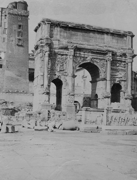 020110 - monumento - Arco di Settimio Severo, fronte orientale, veduta da destra, con i Plutei Traianei