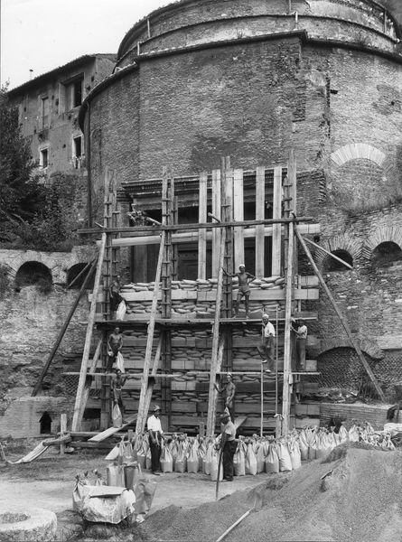 016014 - restauro - Foro Romano, il Tempio di Romolo protezione antiaerea (foto Reale); senza negativo