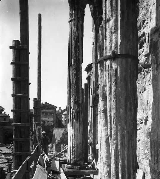 020117 - restauro - Arco di Settimio Severo, fronte est, le colonne del fornice sinistro prima del restauro; neg. serie C, n. 73