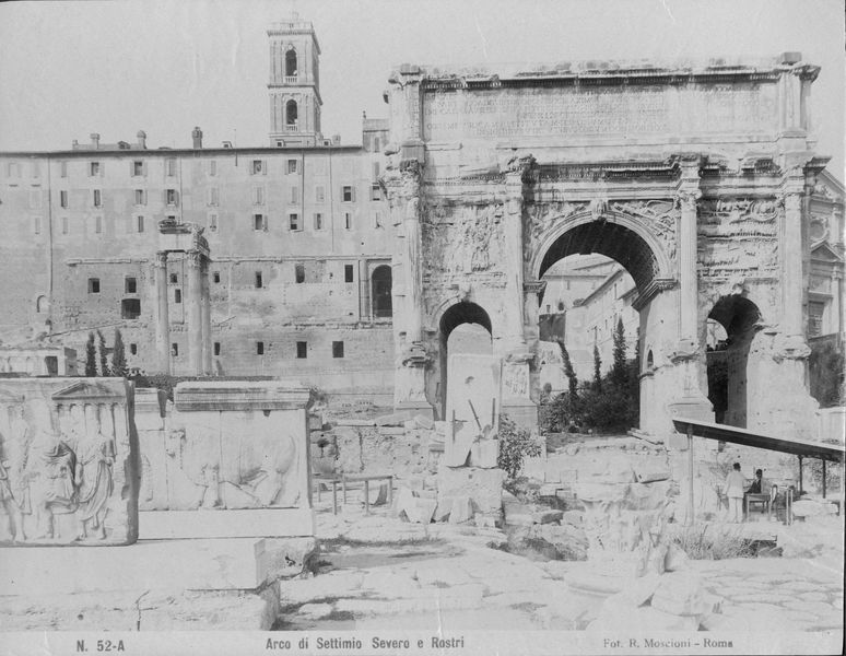 020111 - monumento - Arco di Settimio Severo, fronte orientale, veduta da destra, con i Plutei Traianei, foto Moscioni