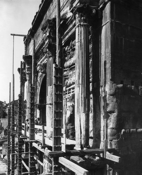 020114 - restauro - Arco di Settimio Severo, fronte orientale, veduta da sinistra, le colonne del fornice destro prima del restauro (1896); neg. serie C, n. 76 