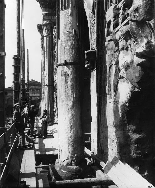 020115 - restauro - Arco di Settimio Severo, fronte orientale, veduta da sinistra, la seconda colonna da destra (fornice destro) prima del restauro (1896); neg. serie C, n. 80