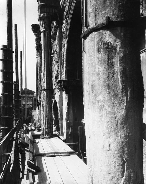 020116 - restauro - Arco di Settimio Severo, fronte est, le colonne del fornice centrale prima del restauro (1896); neg. serie C, n. 75