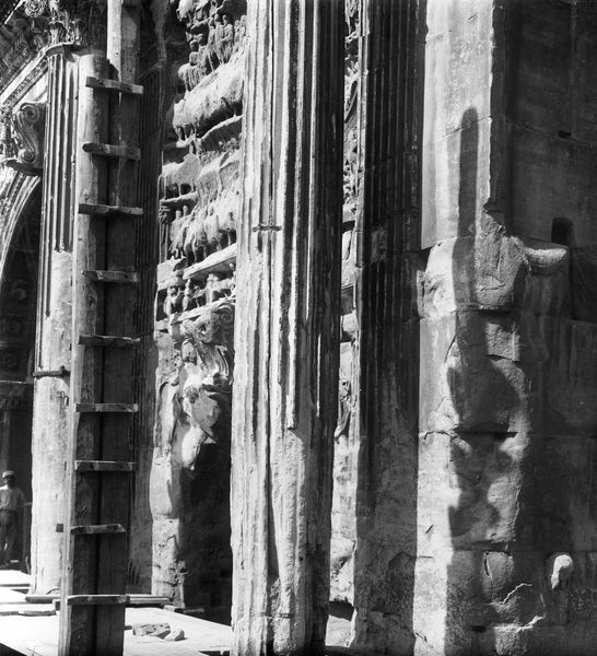 020118 - restauro - Arco di Settimio Severo, fronte orientale, veduta da sinistra, le colonne del fornice destro prima del restauro (1896); neg. serie C, n. 74