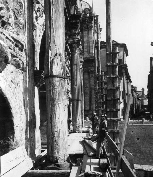 020119 - restauro - Arco di Settimio Severo, fronte est, la seconda colonna da sinistra(fornice sinistro) prima del restauro; neg. serie C, n. 79