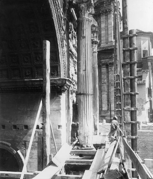 020120 - restauro - Arco di Settimio Severo, fronte est, la seconda colonna da destra, sul fornice centrale, prima del restauro (1896); neg. serie C, n. 78