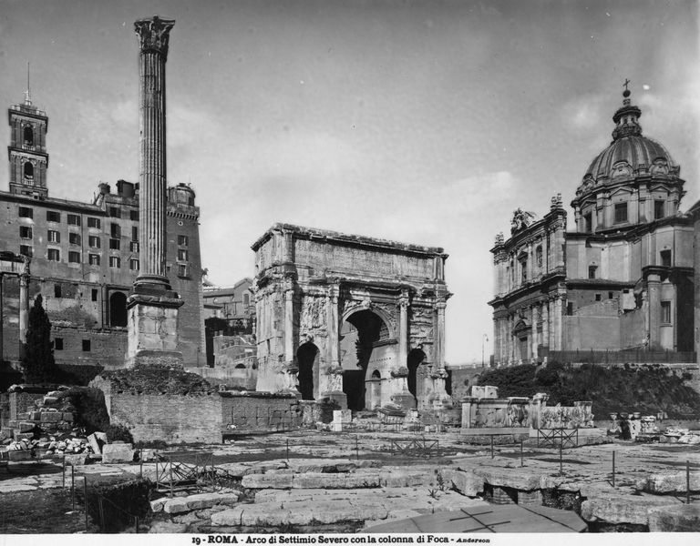 020126 - monumento - Arco di Settimio Severo, fronte orientale, veduta da destra, in primo piano la Colonna di Foca; foto Anderson