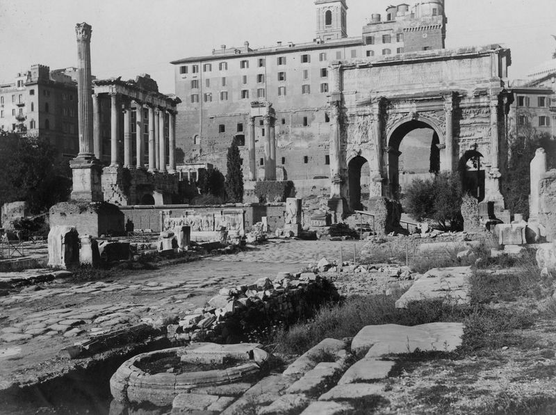 020128 - monumento - Veduta del Foro Romano: la Colonna di Foca, l'Arco di Settimio Severo, il Tempio di Vespasiano e Tito, il Tempio di Saturno, visti dalla Basilica Emilia; foto Chauffourier (1930 ca.)