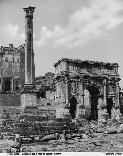 020129 - monumento - Colonna di Foca con, in secondo piano, l'Arco di Settimio Severo, veduta dal Foro; film 1250
