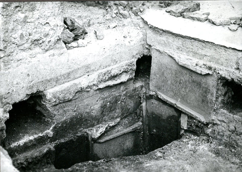 002760 - scavo archeologico - Casa di Livia, particolare della fossa B2 scoperta durante la campagna scavi dell'Arch. Chiacchi nel 1909. Tegole con funzione di sbadacci nella fondazione S. Riferimenti bibliografici: Carettoni, G.F, in NsC 1957 p. 74

Neg. serie F nÂ°519