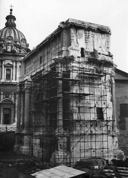 020134 - restauro - Arco di Settimio Severo, il restauro dell'angolo sud-ovest; neg. serie 9x12, n. 744-745
