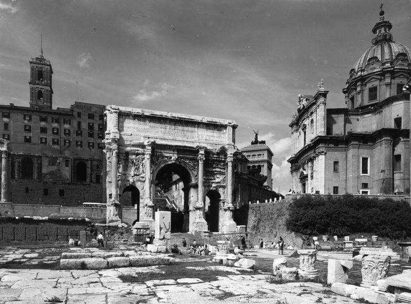 020136 - monumento - Arco di Settimio Severo, fronte est, con la Chiesa dei SS. Martina e Luca, veduta dal Foro; foto Bromofoto Milano