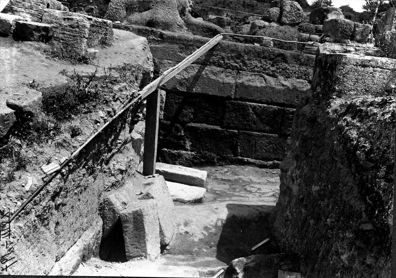 000015 - scavo archeologico - Palatino, Roma quadrata durante lo scavo Vaglieri, le presunta "Scalae Caci", Not. Scavi1907, pag. 269, fig. 7; Mus. Naz. Romano, n. 943