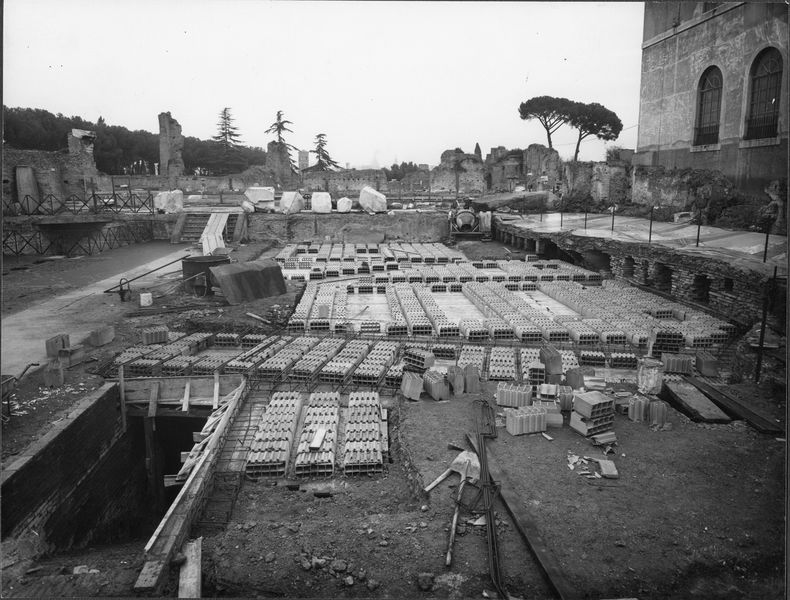 005527 - monumento - Domus Transitoria, lavori di installazione della copertura, novembre 1963. Neg.serie F nÂ°2417