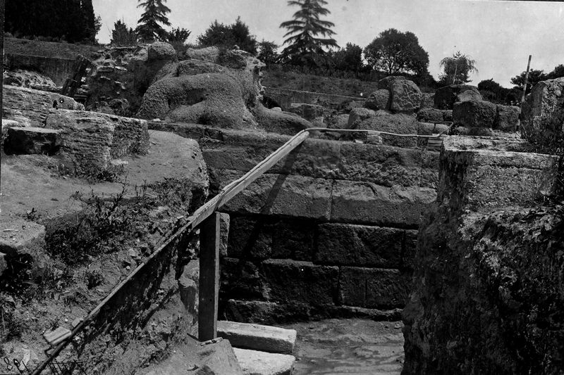 000016 - scavo archeologico - Palatino, Roma quadrata durante lo scavo Vaglieri, la presunta "Scalae Caci", Not. Scavi1907, pag. 269, fig. 7; Mus. Naz. Romano, n. 944