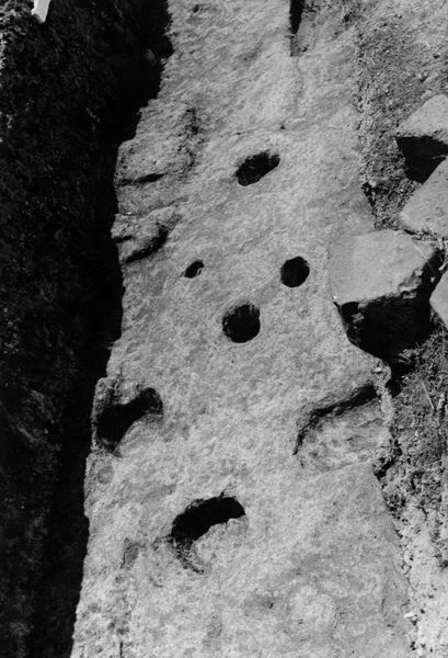 000049 - monumento - Palatino, Roma quadrata, le Scalae Caci, fori di capanne nel piano di roccia sottostante alle Scalae (foto Davico); senza negativo