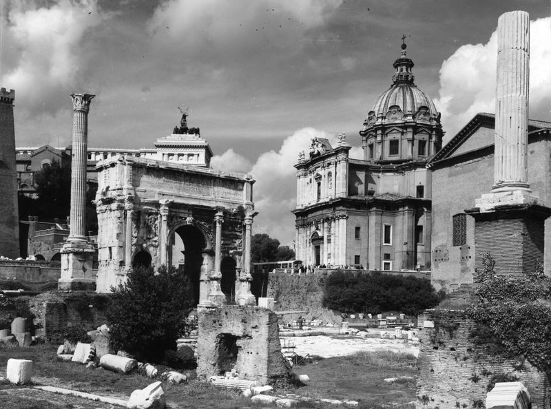 020140 - monumento - Foro Romano, settore occidentale, veduta generale dal Foro con l'Arco di Settimio Severo, la Colonna di Foca, la Curia, la Chiesa dei SS. Martina e Luca, sullo sfondo l'Altare della Patria; foto Bromofoto Milano