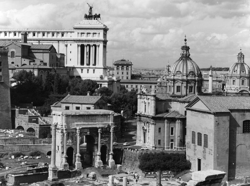 020139 - monumento - Foro Romano, settore occidentale, veduta generale dal Tempio dei Castori con l'Arco di Settimio Severo, la Colonna di Foca, la Curia, la Chiesa dei SS. Martina e Luca, sullo sfondo l'Altare della Patria; foto Bromofoto Milano