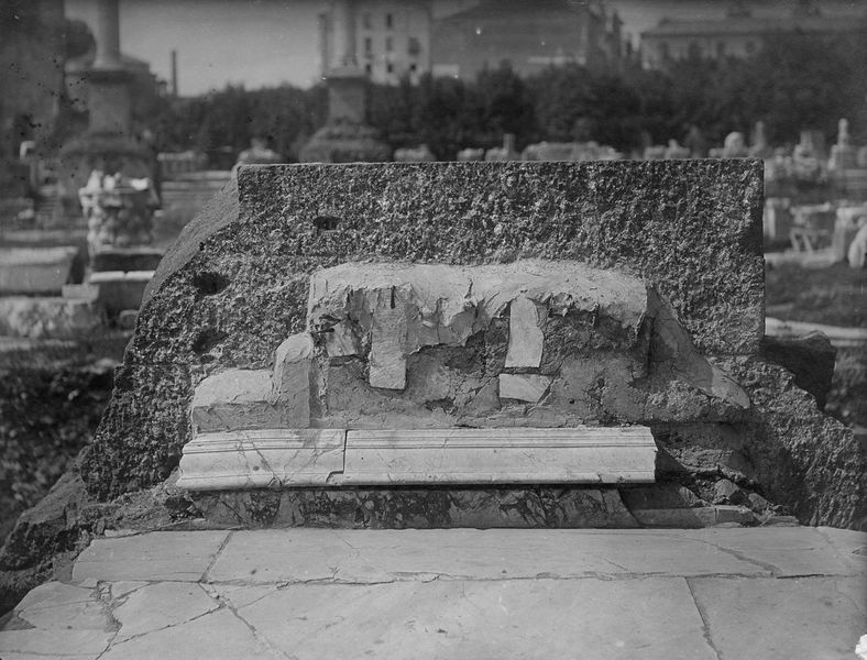 011178 - monumento - Basilica Emilia, particolare del rivestimenti in opus sectile (?) delle pareti interne dell'aula. Neg. Serie E Nr. 1055 [Reg. agosto 1958]