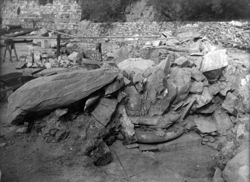 011184 - scavo archeologico - Basilica Emilia, interno dell'Aula,  durante lo scavo, colonnato di cipollino, particolare; Neg. Serie E Nr. 553 [Reg. agosto 1958] 