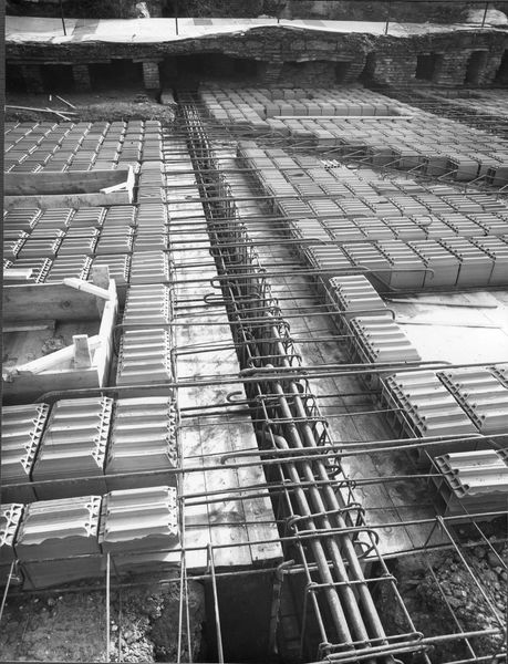 005495 - monumento - Domus Transitoria, lavori di installazione della copertura, novembre 1963. Neg. serie F nÂ°2414