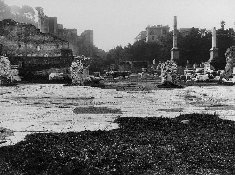011221 - monumento - Basilica Emilia, pavimento in lastre marmoree dell'Aula della basilica. 1 maggio 1934. Neg. serie E nÂ° 1165