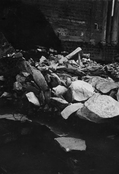 011188 - scavo archeologico - Basilica Emilia, interno dell'Aula,  durante lo scavo, particolare del colonnato di cipollino; Neg. Serie A Nr. 84 [Reg. agosto 1958] 
