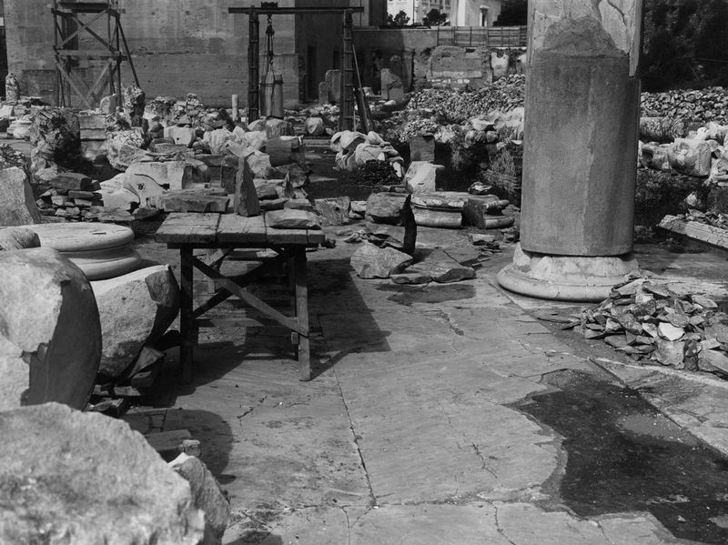 011199 - restauro - Basilica Emilia, interno dell'Aula, restauro del colonnato di cipollino; Neg. Serie E Nr. 1170 [Reg. agosto 1958]
