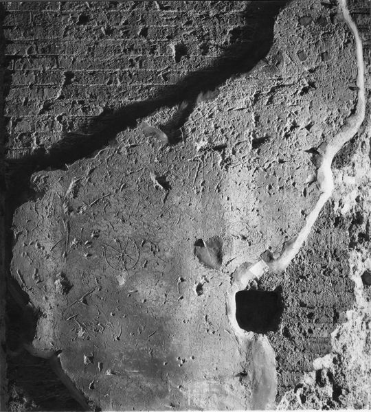 003405 - monumento - Palatino, Domus Augustana, angolo quadrato all'interno del peristilio, graffiti; neg. serie 6x6, n. 846