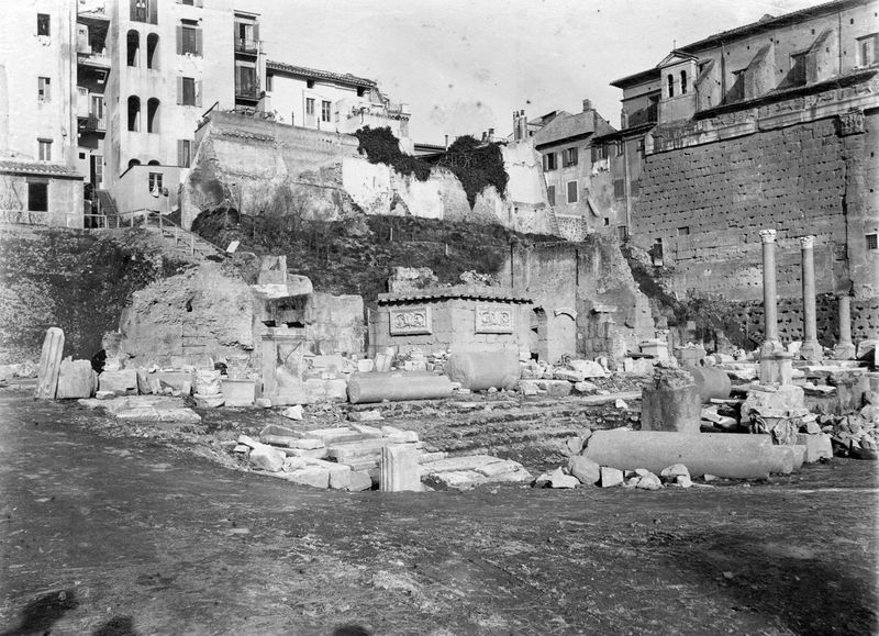011472 - monumento - Basilica Emilia, particolare della chiesa medievale, vista da nord-ovest. Veduta precedente la costruzione di Via dell'Impero (1933).  Senza negativo