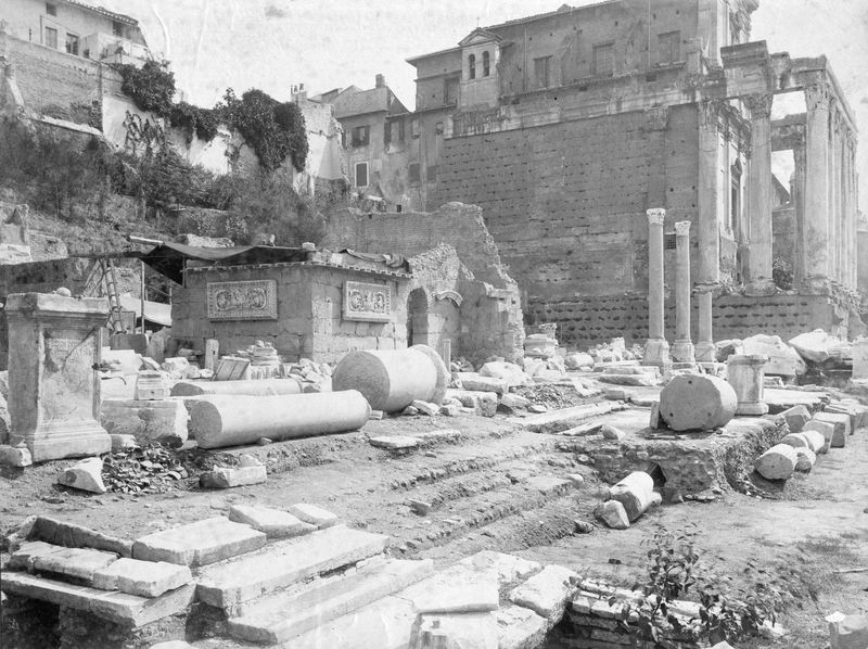 011473 - monumento - Basilica Emilia, particolare della chiesa medievale, vista da nord-ovest. Veduta precedente la costruzione di Via dell'Impero (1933).  Senza negativo