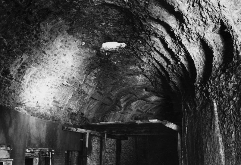 006319 - restauro - Stadio di Domiziano, lato orientale con il Palco Imperiale, esedra imperiale: galleria anulare inferiore con particolare del restauro della volta a lacunari (1956). Senza negativo