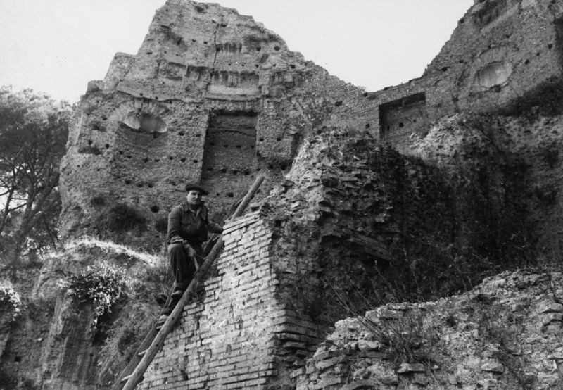 006315 - restauro - Stadio di Domiziano, lato orientale con il Palco Imperiale, particolare del pilone dell'ingresso (ambiente laterale sinistro dell'esedra imperiale), prima del restauro (settembre 1957). Neg. Serie Leica nÂ°13