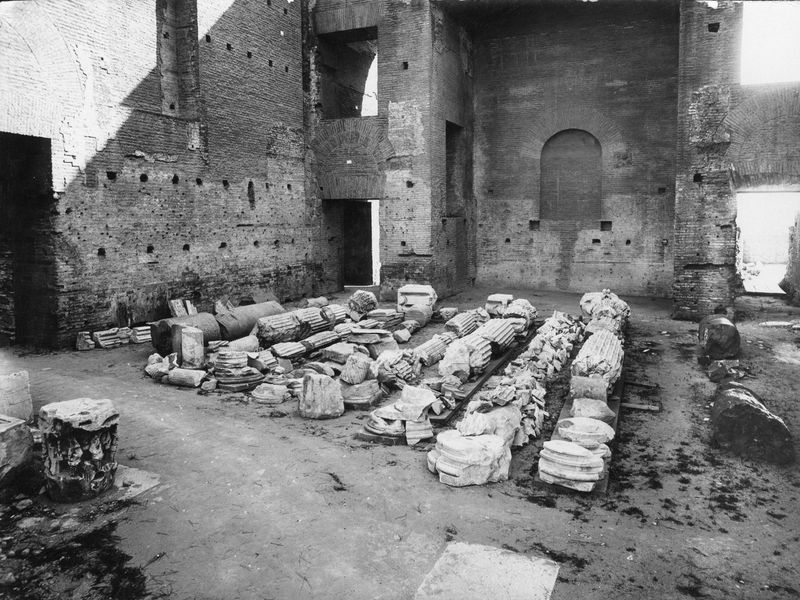 003465 - reperto - Palatino, Domus Augustana, peristilio superiore, elementi architettonici; neg. serie E, n. 803