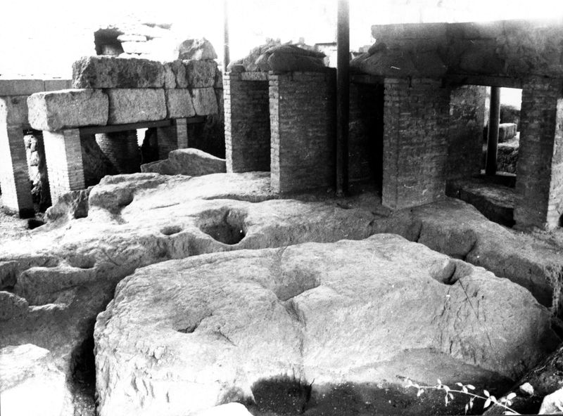 000066 - monumento - Palatino, Roma quadrata, Scalae Caci, fondi delle capanne (situazione 1979); FILM n. 743, img. n. 26