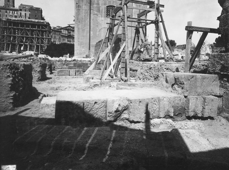 012179 - scavo archeologico - Basilica Emilia, scavi all'interno della taberna VI. Neg. serie E nÂ° 2376