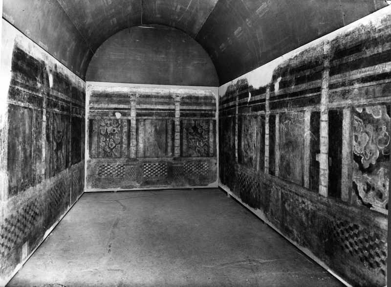 001791 - reperto - Casa dei Grifi, piano inferiore, vano B : pitture parietale in secondo stile pompeiano ( fase I A di Beyen) distaccate durante i lavori di restauro e successivamente collocate nell'Antiquario Palatino.
Riferimento bibliografico: Rizzo, Le pitture della casa dei Grifi 1936

Neg. serie F nÂ°2255